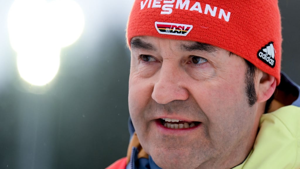 DSV-Sportdirektor Horst Hüttel sieht nach Berichten um mögliche Manipulationsmethoden im Skispringen Handlungsbedarf. (Archivbild)