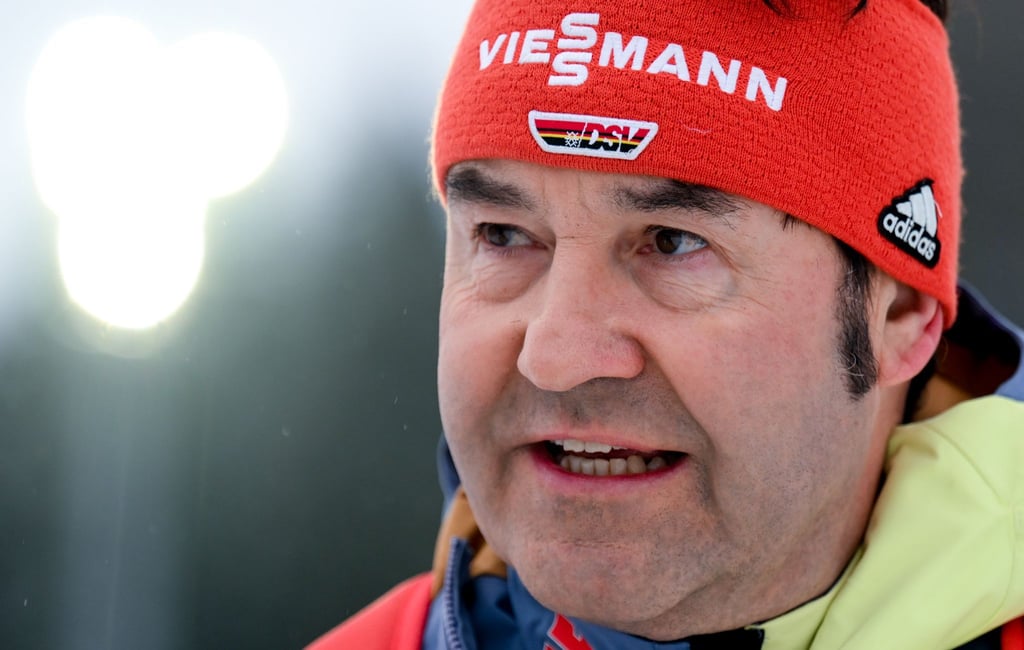 DSV-Sportdirektor Horst Hüttel sieht nach Berichten um mögliche Manipulationsmethoden im Skispringen Handlungsbedarf. (Archivbild)