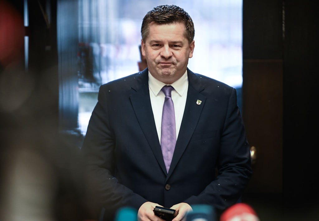 „Die Spitzenleute machen sich die Taschen voll und der Rest darf kostenlos Flyer verteilen. Das ist deren System“, sagt Ministerpräsident Sven Schulze über die AfD. (Archivbild)