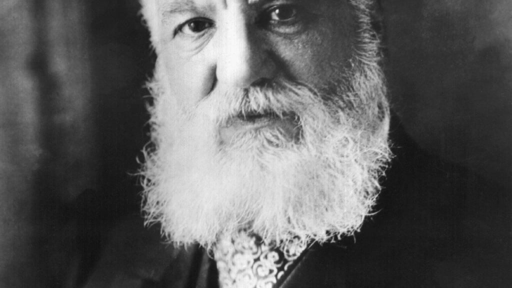 Alexander Graham Bell setzte sich in einem Patentkrimi um die Erfindung des Telefons mit technischem Genie und juristischer Skrupellosigkeit durch.