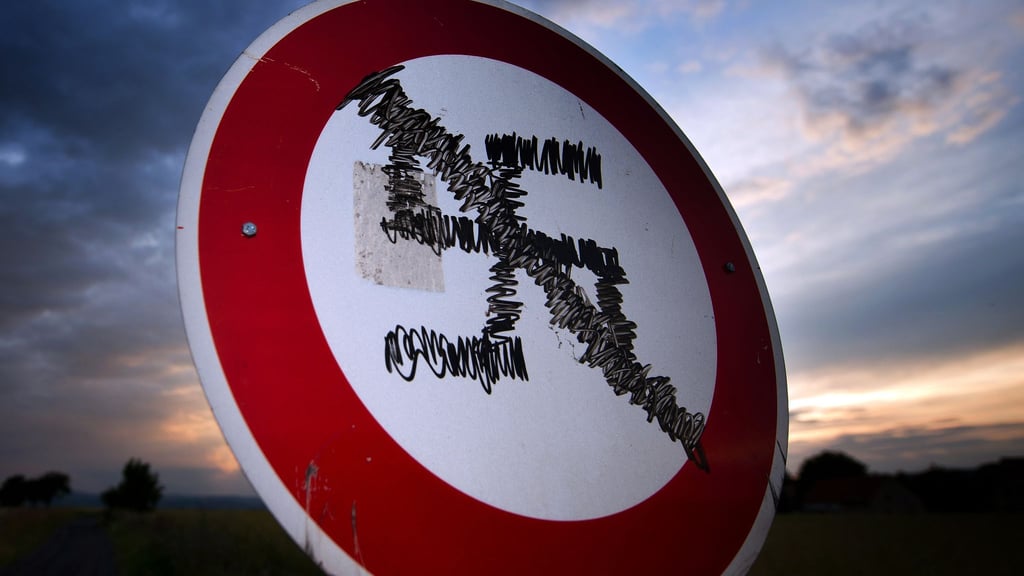 An sächsischen Schulen gab es 2025 eine starke Zunahme rechtsextremer Vorfälle. (Symbolbild)