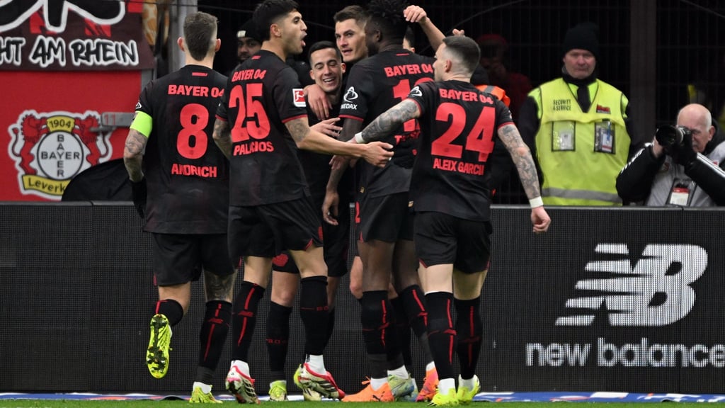 Bayer Leverkusen jubelt über das Tor zum 2:0 gegen den FC St. Pauli.