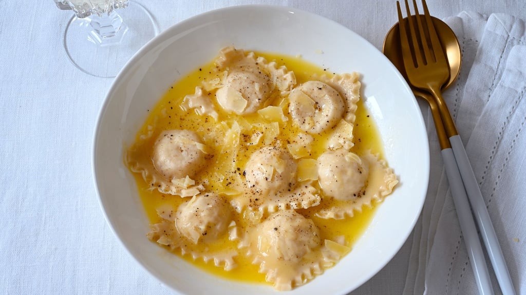Die Käse-Ravioli sind nicht nur selbstgemacht - sie werden auch in einer köstlichen französischen Buttersauce serviert.