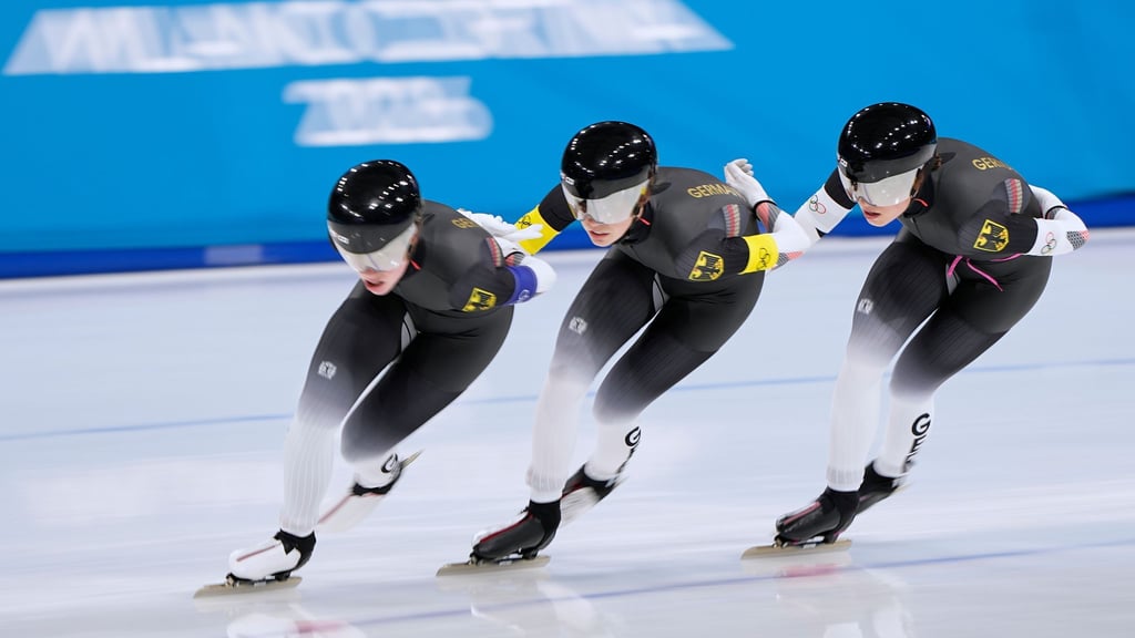 Die deutschen Eisschnelllauf-Frauen um Lea Sophie Scholz, Josephine Schlörb und Josie Hofmann (v. l.) sind in der Teamverfolgung im Viertelfinale ausgeschieden.