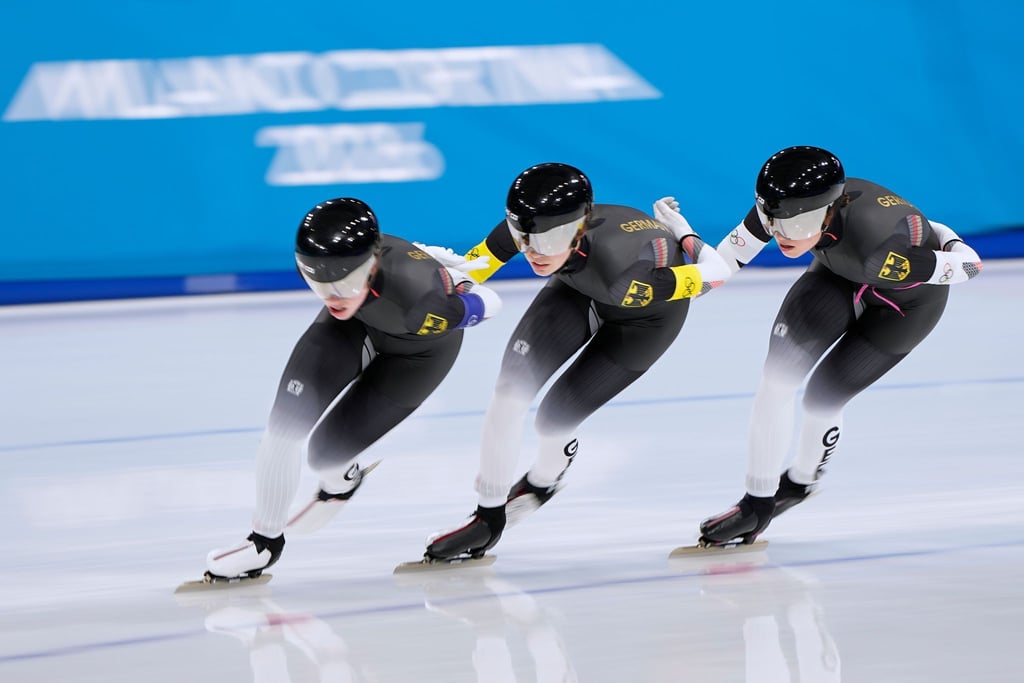 Die deutschen Eisschnelllauf-Frauen um Lea Sophie Scholz, Josephine Schlörb und Josie Hofmann (v. l.) sind in der Teamverfolgung im Viertelfinale ausgeschieden.