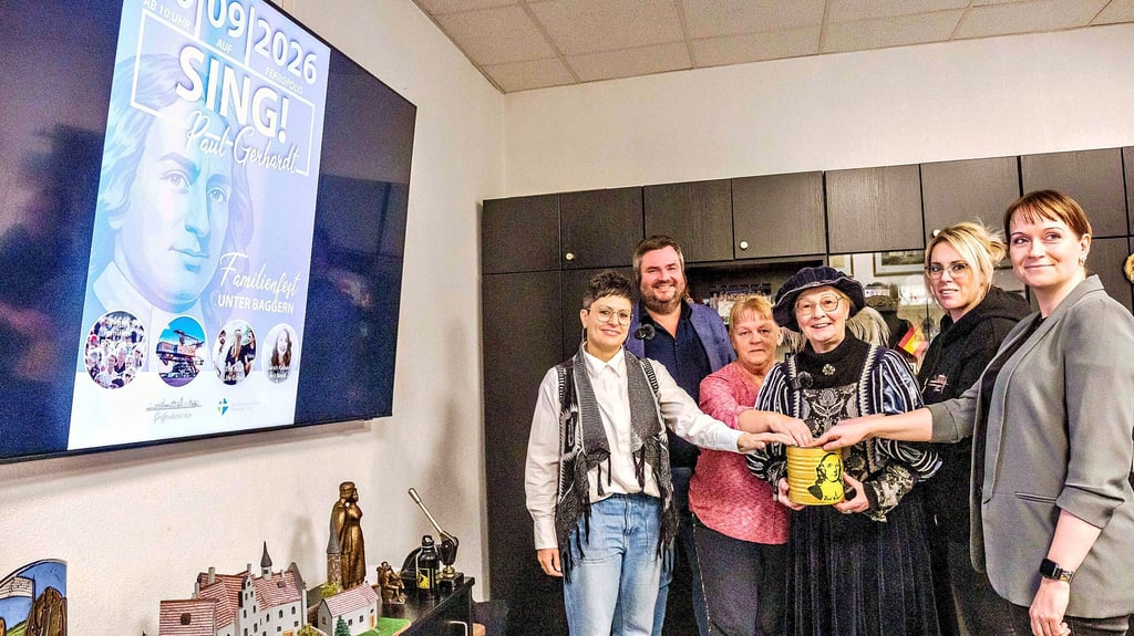 Wilma Deißner hat die Lose mitgebracht. Die Pädagogen ziehen die Titel zum Paul-Gerhardt-Liedersingen.