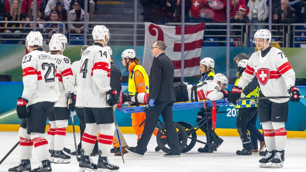 Kurz vor dem Ende des Spiels wurde NHL-Stürmer Kevin Fiala vom Eis getragen.
