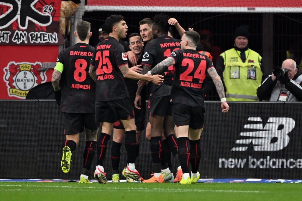 Bayer Leverkusen jubelt über das Tor zum 2:0 gegen den FC St. Pauli.
