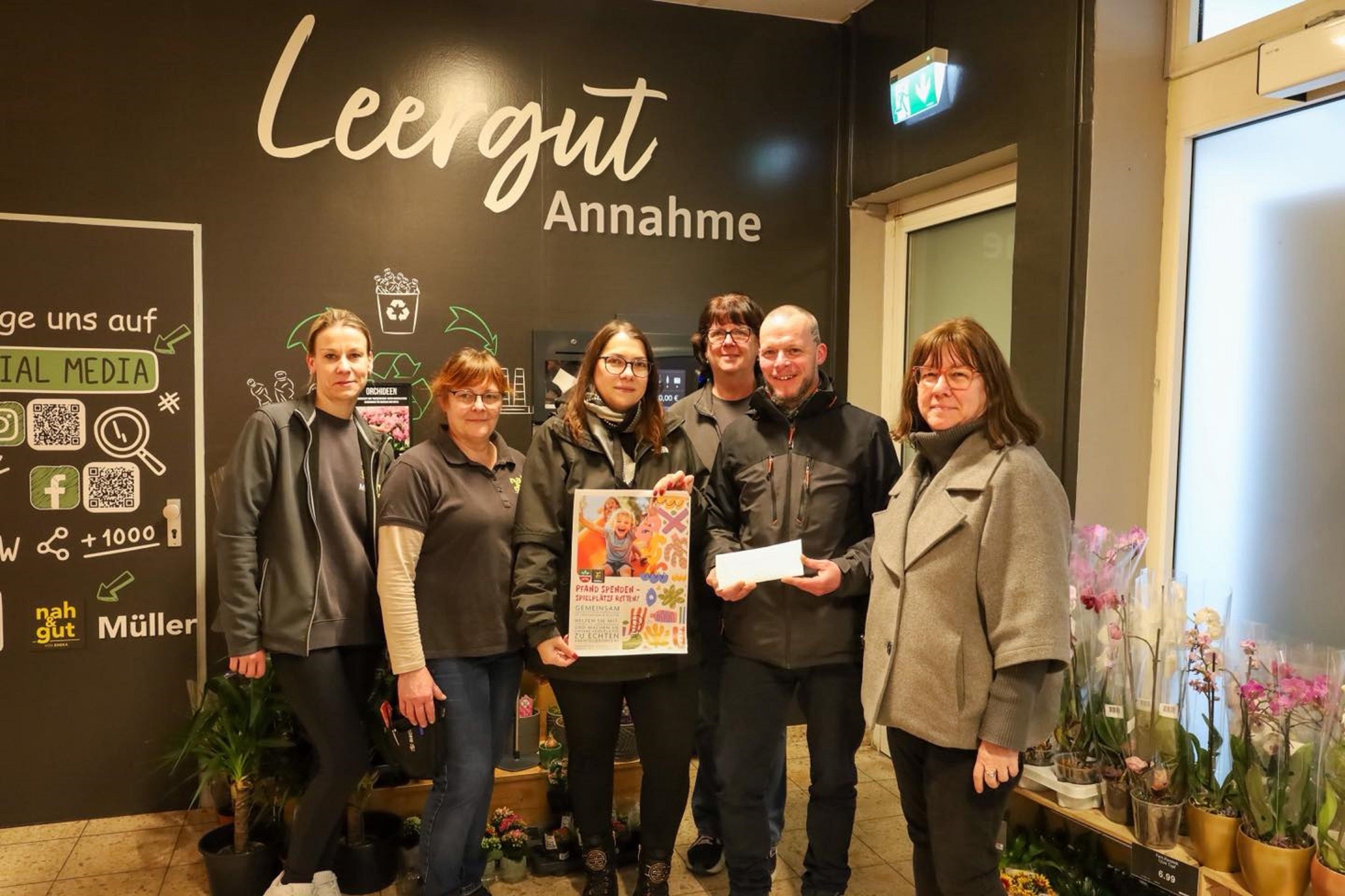 Spielplatzerneuerung in der Niederen Börde: Samswegen sammelt für seinen Spielplatz: Nah-und-Gut-Kunden spenden Pfandbons für die Sanierung