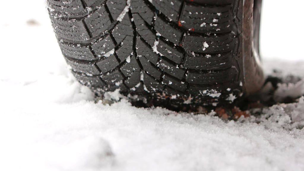 Auf den Straßen in Niedersachsen und Bremen kann es in den kommenden Tagen wieder rutschig werden. (Symbolbild)
