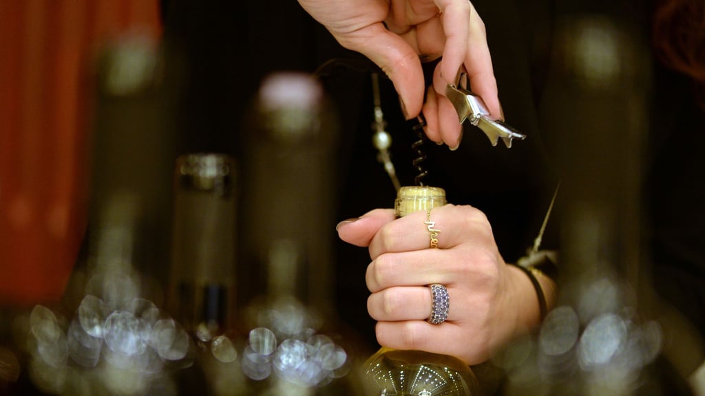 Wenn etwa die gute Flasche Wein im Regal zu Hause nicht zum Alltagsessen passt, gibt es manchmal die Chance, die Flasche mit ins Restaurant zu bringen und dort zum passenderen Menü zu trinken; dafür erhält das Lokal dann ein Korkengeld. (Symbolbild)