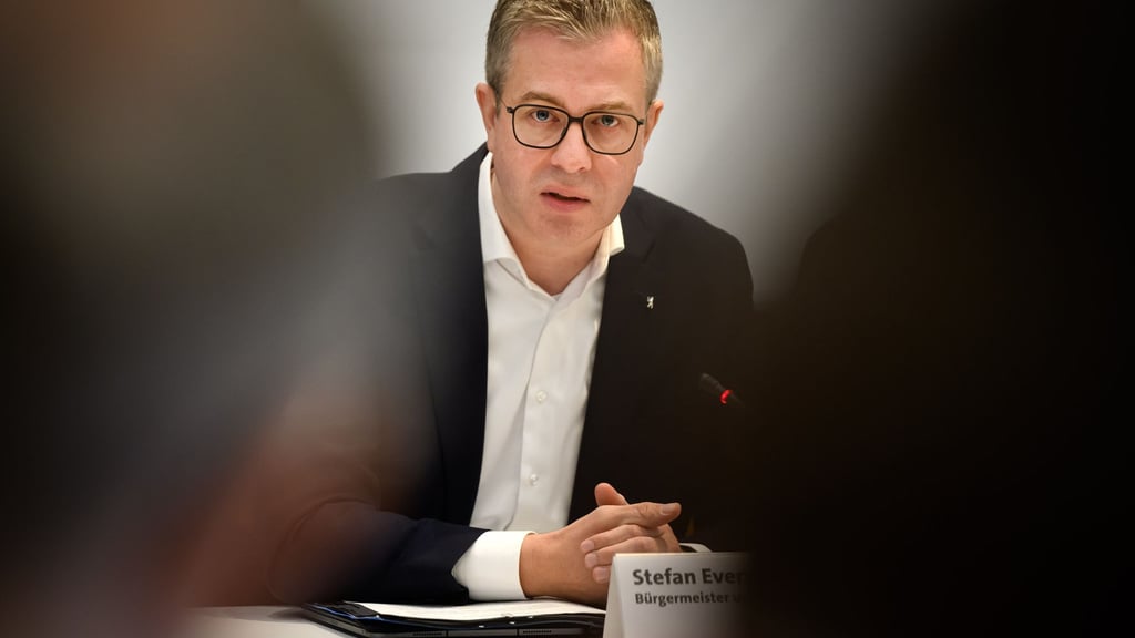 „Unterm Strich steht ein verantwortungsvoller Abschluss, der gesamtstaatliche Verantwortung mit der Wertschätzung für unsere Beschäftigten verbindet“, sagt Berlins Finanzsenator Evers zum Tarifabschluss für die Beschäftigten der Länder. (Archivbild)