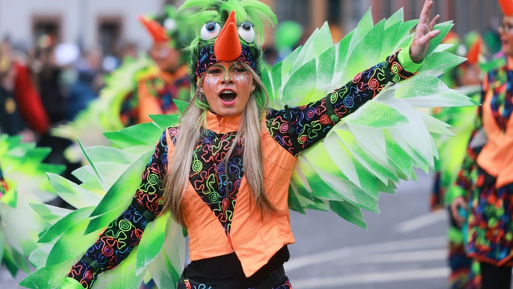 Der Faschingsumzug zieht am Samstag durch Wasungen in Südthüringen (Archivbild)