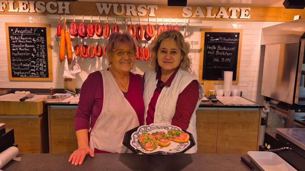 Neben dem rohen Gehackten gibt es auch halbe Mettbrötchen im Sortiment.