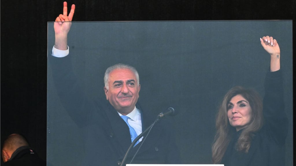 Jubel gab es für Reza Pahlavi, den Sohn des gestürzten iranischen Schahs Mohammad Reza Pahlavi, der zusammen mit seiner Frau Yasmine bei der Groß-Demonstration auf der Theresienwiese in München auftrat.