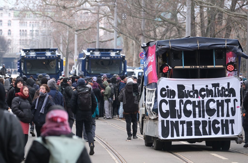 Die Polizei hat hinter den Absperrgittern an der zentralen Kundgebung von „Dresden Wi(e)dersetzen“ Wasserwerfer platziert.
