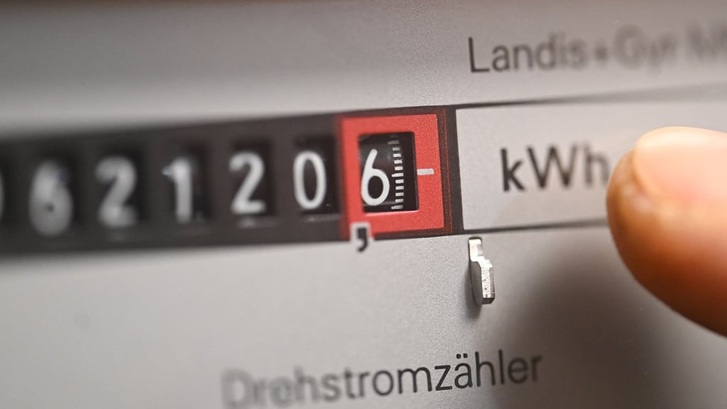 Viele Strom-Grundversorger haben schon die Preise gesenkt, weitere folgen. Der Grund: Gesunkene Netzgebühren und niedrigere Einkaufspreise. (Symbolbild)