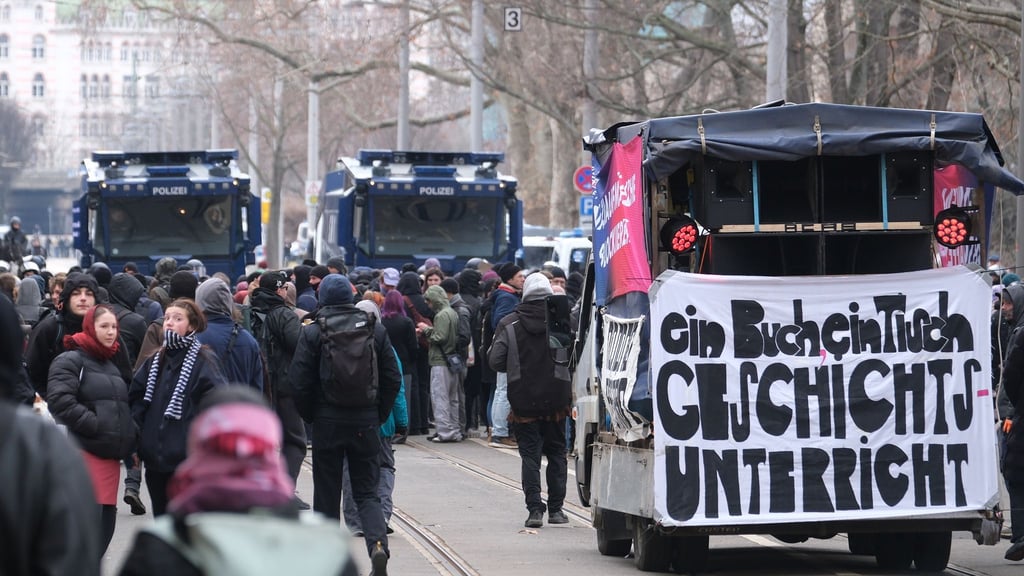 Die Polizei hat hinter den Absperrgittern an der zentralen Kundgebung von „Dresden Wi(e)dersetzen“ Wasserwerfer platziert.