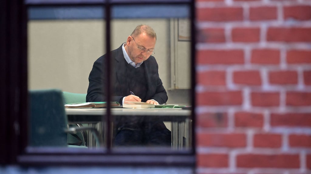 Verdi-Chef Frank Werneke vertiefte sich in Unterlagen.