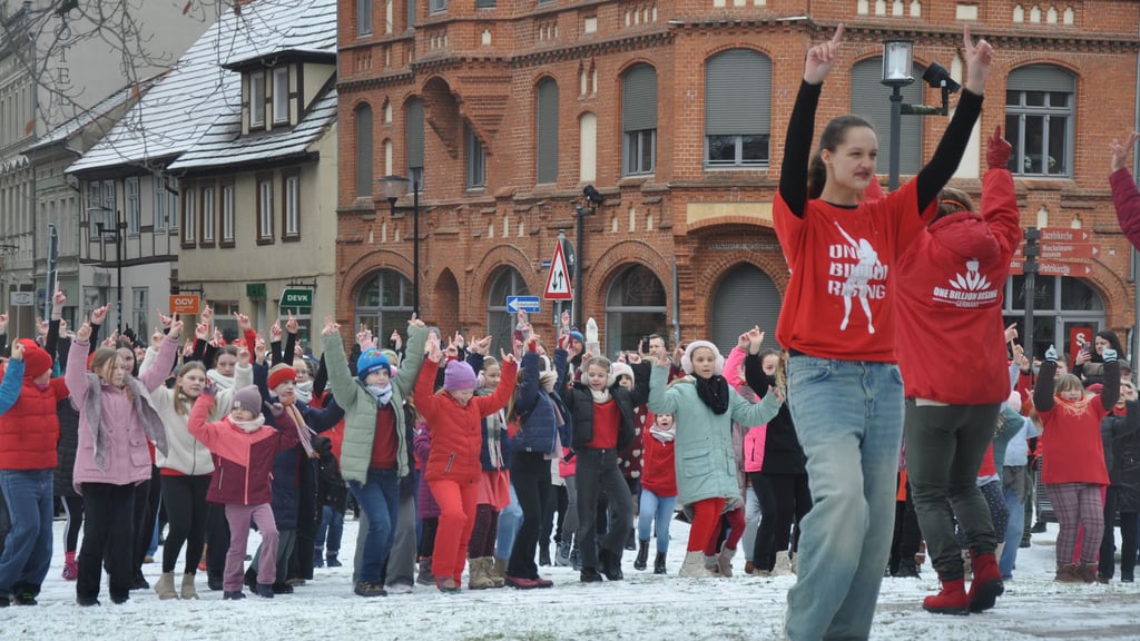 Unter den zahlreichen Tänzerinnen und Tänzern befanden sich viele Kinder.  
