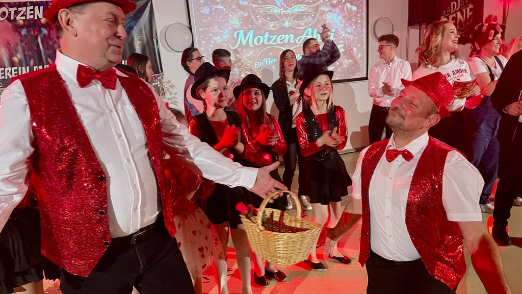 Eine besondere Zugabe. Peter Merkla (l.) und Sven Lehmann drehten zum Abschluss des Programms Runden durch die Zuschauerreihen und verteilten kleine Präsente, die ganz im Zeichen des Valentinstages standen. Auch dabei durfte der Spaß nicht fehlen. 