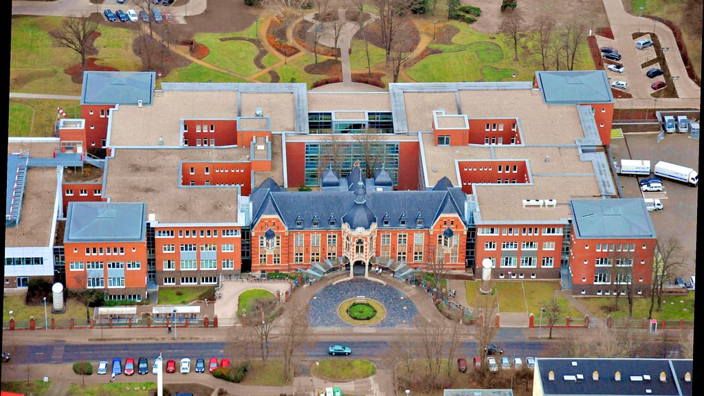 Ein ehemaliger Oberarzt stand wegen sexueller Belästigung von Mitarbeiterinnen des Krankenhauses vor Geicht: Eine Luftaufnahme des Klinikums Bernburg, in der der verurteilte Arzt gearbeitet und seine Taten begangen hat.&nbsp;