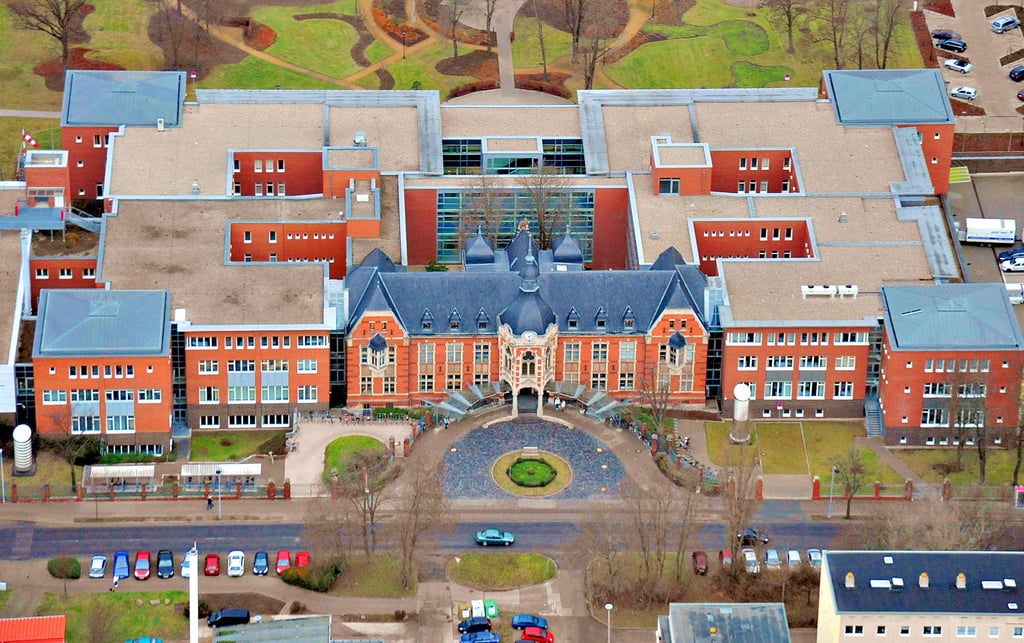 Eine Luftaufnahme des Klinikums Bernburg, in der der verurteilte Arzt gearbeitet und seine Taten begangen hat. 