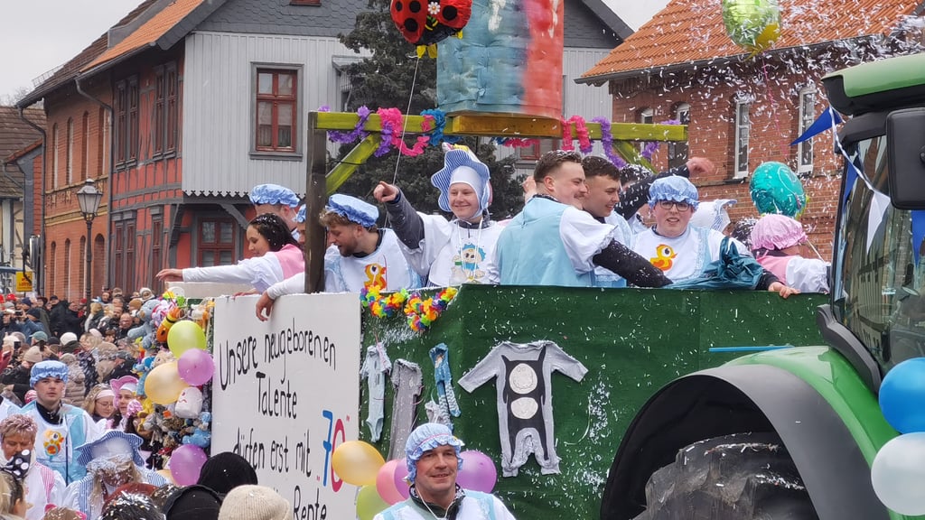Riesenstimmung beim Karnevalsumzug in Derenburg. Zahlreiche Mottowagen und bunte Gruppen sorgten für ein fantastisches Bild, so wie hier die neugeborenen Talente. Doch die dürfen erst mit 70 in Rente, witzelten die Jecken. 