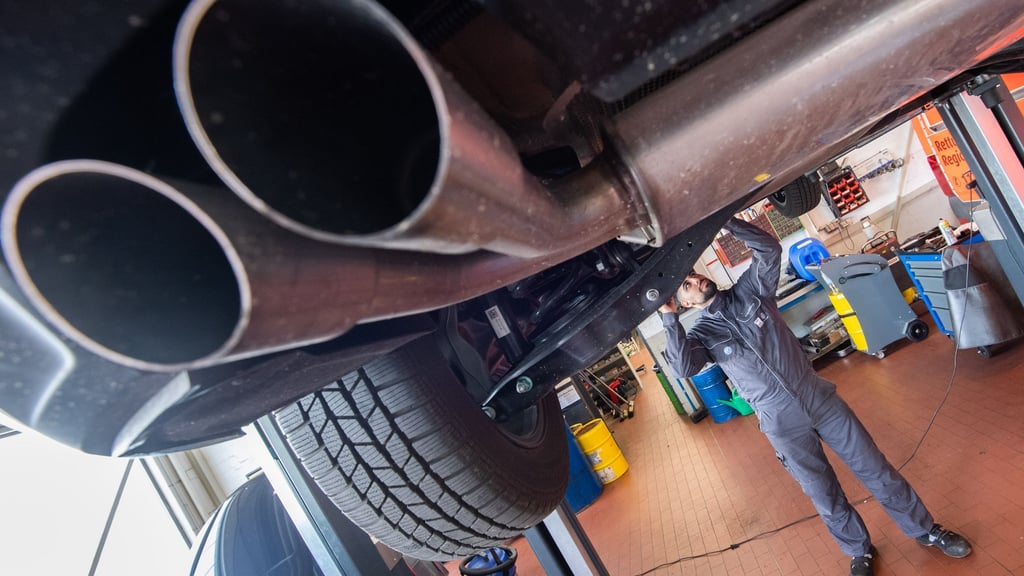 Autoreparaturen sind in den vergangenen Jahren sehr viel teurer geworden, und in der Folge auch die Kfz-Versicherung. (Symbolbild)
