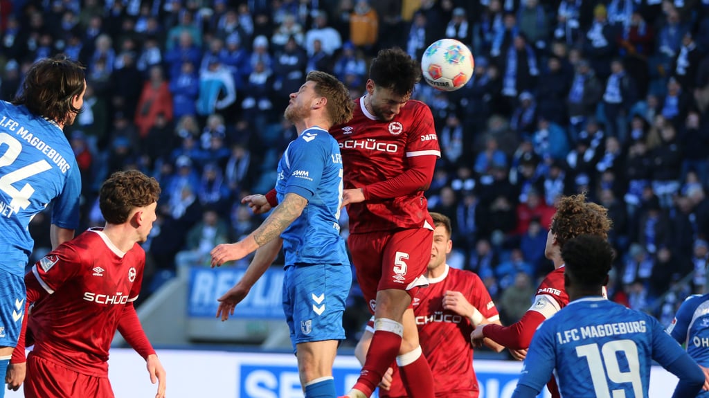 Bielefelds Maximilian Bauer köpft gegen den 1. FC Magdeburg zum 0:1.