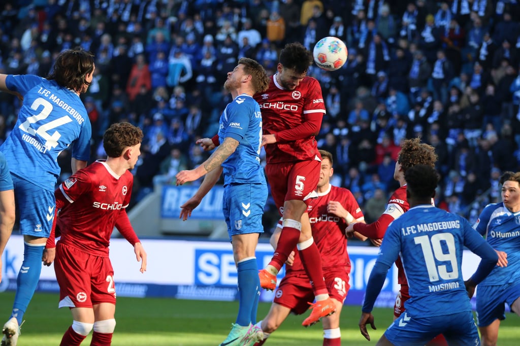 Bielefelds Maximilian Bauer köpft gegen den 1. FC Magdeburg zum 0:1.
