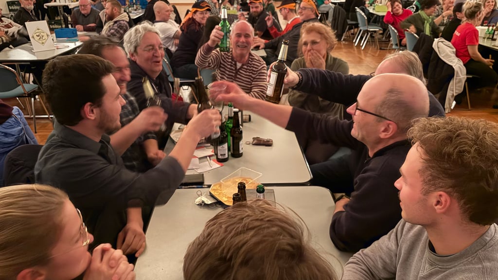 Anstoßen wurde am Tisch vom Förderkreis St. Nicolai auf den Gewinn bei der Schätzfrage.
