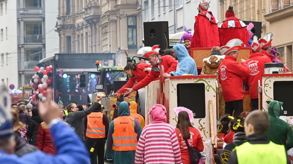 Rosenmontagsumzug der Karnevalisten in Halle zieht durch die Innenstadt. Am Montag soll es ungemütlich kalt werden.