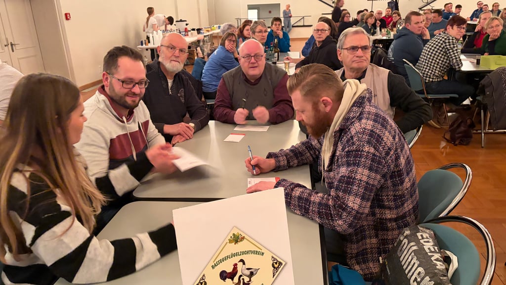 Die Rassegeflügelzüchter hatten ihr Logo auf dem Tisch aufgestellt.