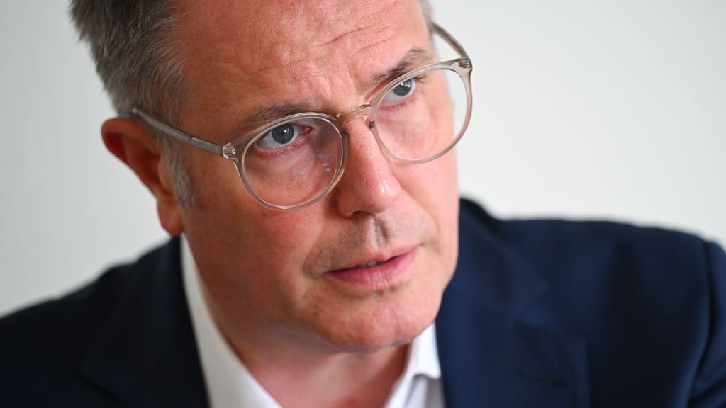 Ministerpräsident Alexander Schweitzer will ein einheitliches Deutschlandticket mit Passfoto. (Archivbild)