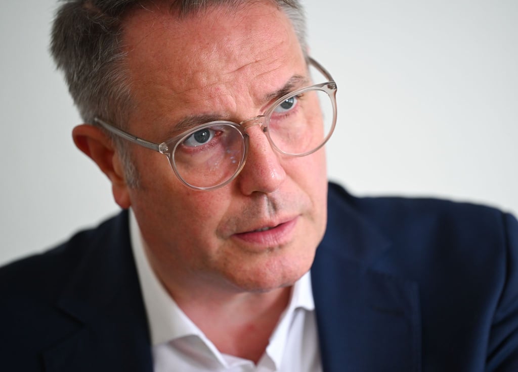 Ministerpräsident Alexander Schweitzer will ein einheitliches Deutschlandticket mit Passfoto. (Archivbild)