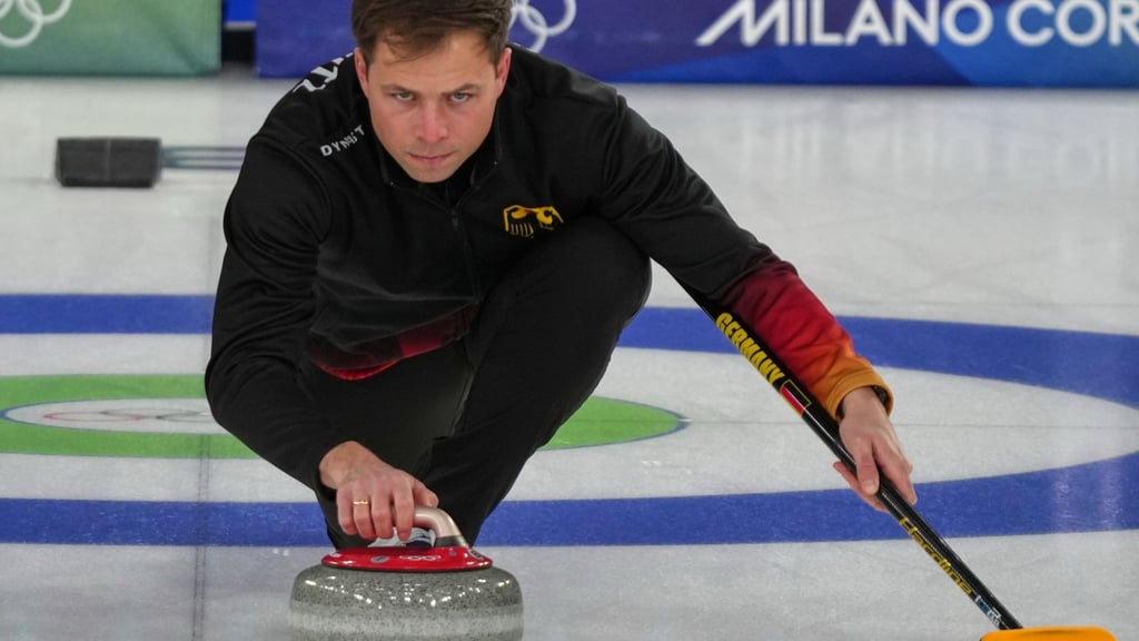 Deutschlands Curling-Kapitän Marc Muskatewitz im Spiel gegen Großbritannien.