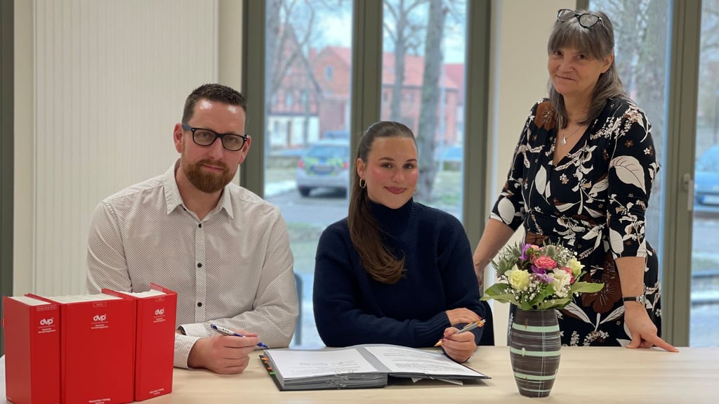 Vertragsunterzeichnung im Rathaus der Verbandsgemeinde Flechtingen: Bürgermeister Tim Krümmling, die zukünftige Auszubildende Neele-Ollinde Ziep (Mitte) und Ausbildungsleiterin Simone Klinzmann freuen sich auf die gemeinsame Zusammenarbeit.