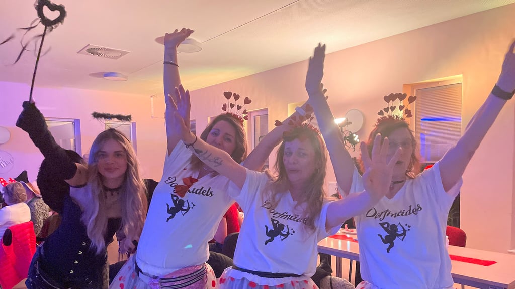 Da steppt der Bär. Der Stimmungsfunke schwappte bei der Gala auf die Gäste über. Zahlreiche Besucher aus Jerichow und den Ortsteilen kamen kostümiert. Dem Ideenreichtum waren dabei keine Grenzen gesetzt, wie man an den jungen Damen erkennen kann. Im Bürgerhaus ging es am Sonnabendabend besonders „herzlich“ zu. 