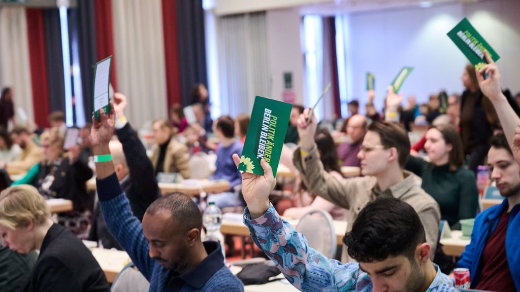 Im Verlauf des Parteitags haben die Grünen über jedes Kapitel ihres Wahlprogramms abgestimmt und zum Schluss noch einmal über das gesamte Programm.