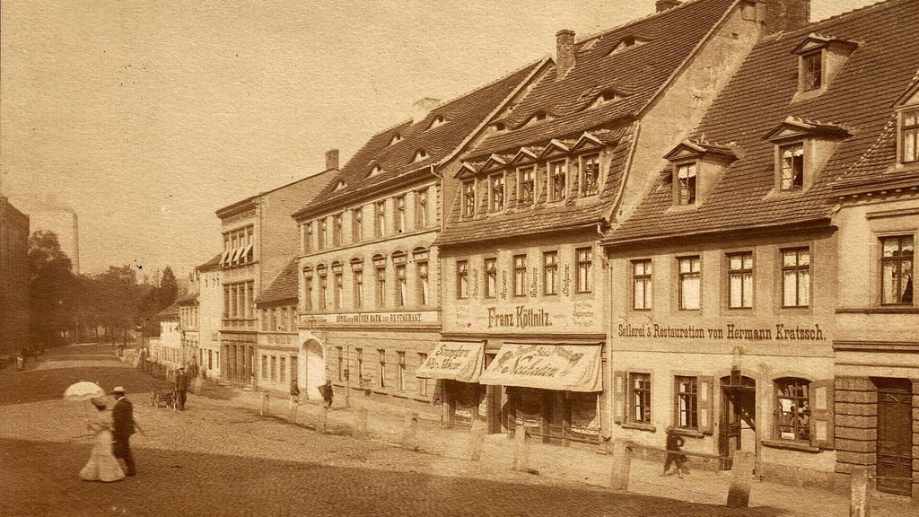 Neben dem Verkauf von Seiler- und Bürstenwaren unterhielt Seilermeister Hermann Kratzsch seine eigene kleine Gastwirtschaft im Haus Wasservorstadt 23 mit seinem auffallend steilen Dach. Die Fotografie von 1906 zeigt das beschauliche Gebäude (rechts) inmitten des geschäftigen Stadtteils.  