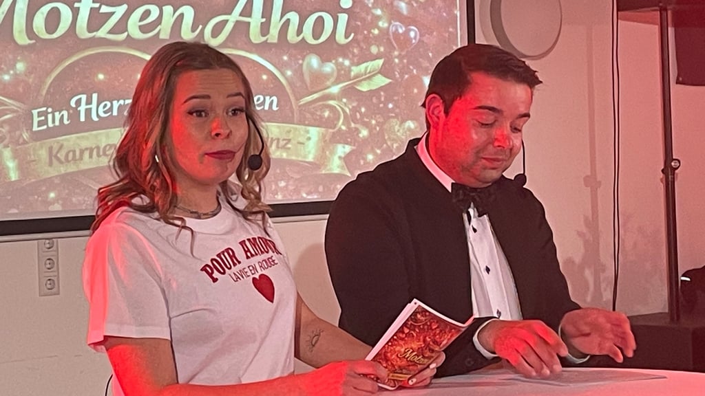 Die beiden Showmaster. Geena Stobbe und Tim Lach verstanden es, das Programm als eine Teamleistung zu präsentieren, bei der niemand mit Starallüren im Vordergrund stand. Regie führten Victoria Gronka und Jutta Merkla. 
