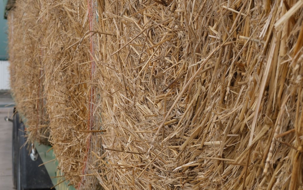 Ein großer Strohballen fiel auf den Mann, der in der Folge starb. (Symbolbild)