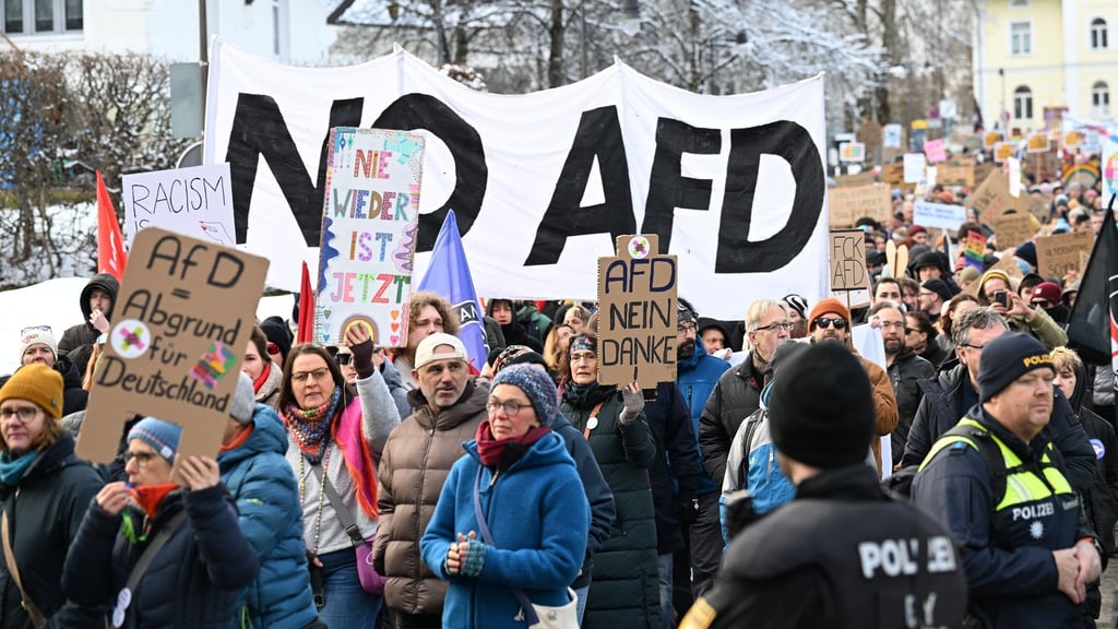 3.500 Menschen kamen zum Protest gegen die AfD.