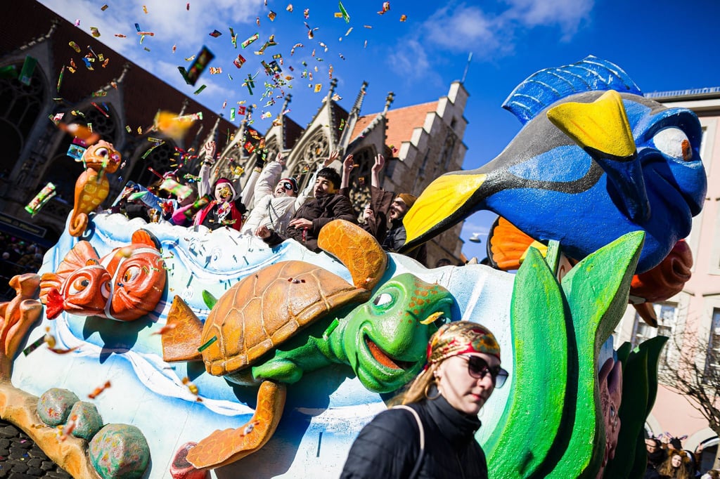 Mehr als 5.000 Aktive und 130 Motivwagen zogen beim Braunschweiger „Schoduvel“ durch die Innenstadt.