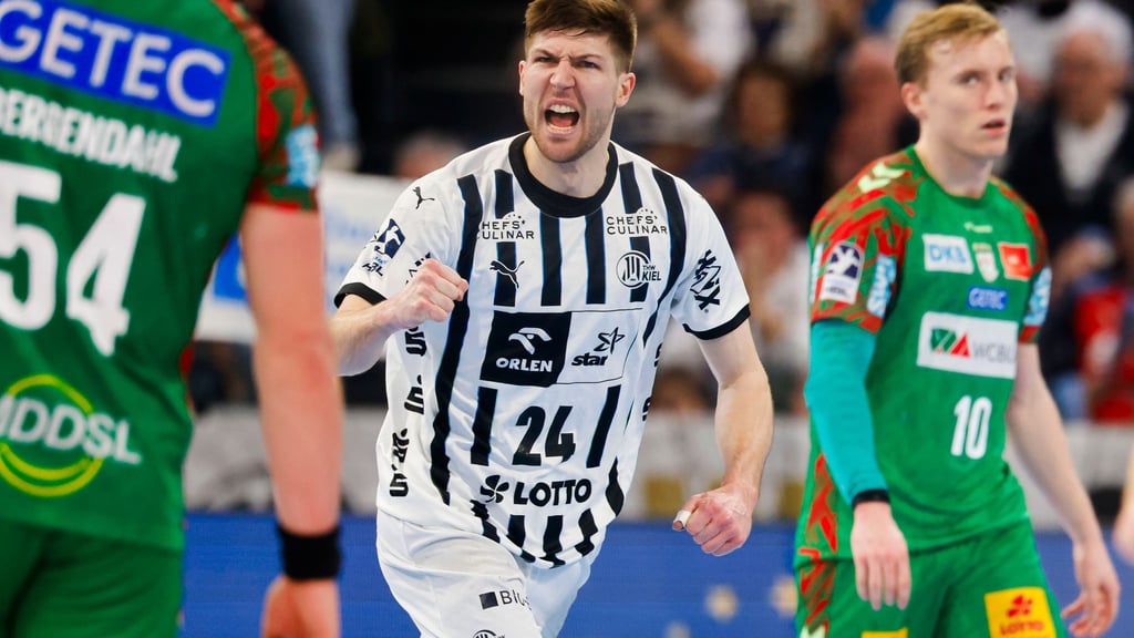 Kiels Lukas Zerbe (M) bejubelt einen seiner Treffer.