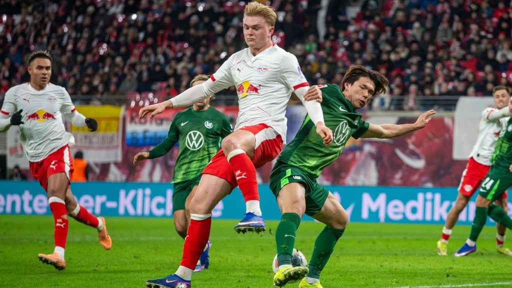 Wolfsburgs Kento Shiogai im Zweikampf mit Leipzigs Stürmer Conrad Harder. Elfmeterwürdig?