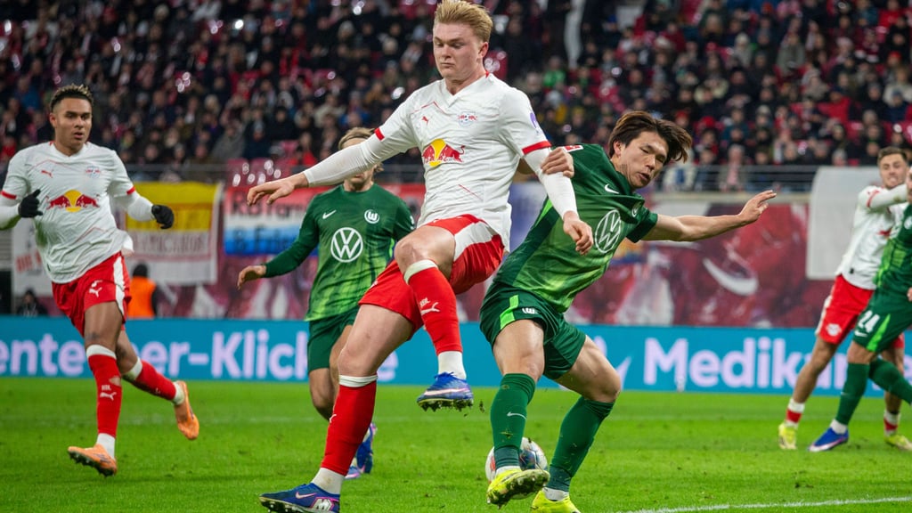 Wolfsburgs Kento Shiogai im Zweikampf mit Leipzigs Stürmer Conrad Harder. Elfmeterwürdig?