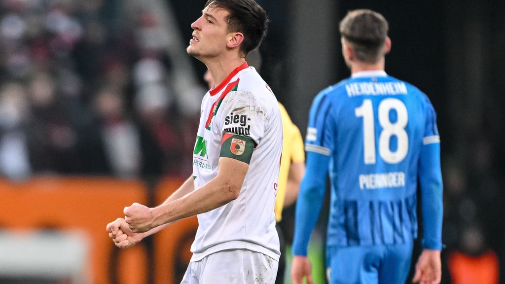 Augsburgs Keven Schlotterbeck freut sich auch über einen weniger schön heraus gespielten Sieg.