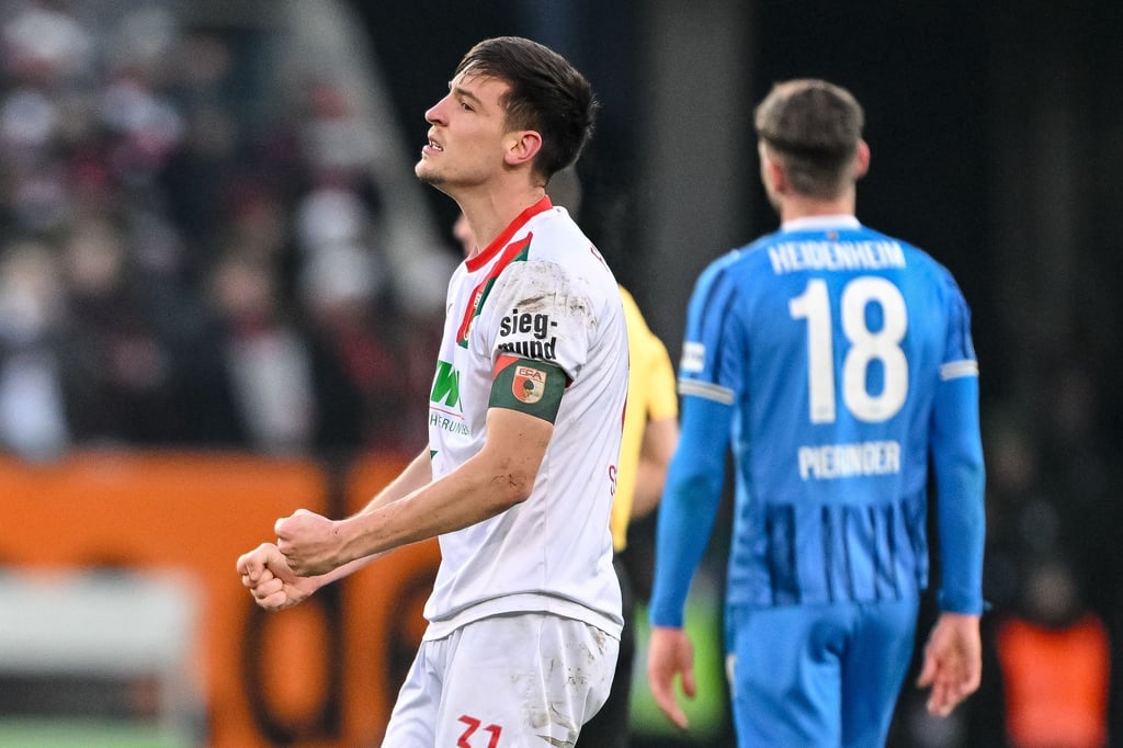 Augsburgs Keven Schlotterbeck freut sich auch über einen weniger schön heraus gespielten Sieg.